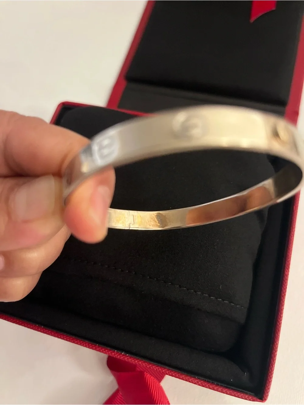 White solid gold 14 k Screw-Detail Bangle. Comes with a signature box. - Picture 7 of 13